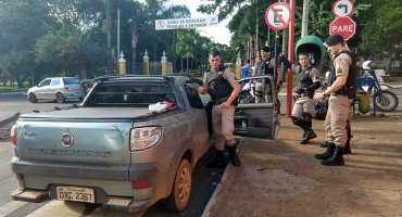 Polícia Militar prende indivíduos que invadiram casa em Lagoa Formosa e roubaram veículo de idoso