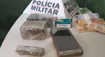 Após denúncia anônima Polícia Militar prende jovem com droga e dinheiro em Presidente Olegário Após denúncia anônima Polícia Militar prende jovem com droga e dinheiro em Presidente Olegário
