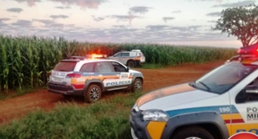 Polícia Militar troca tiro com assaltantes e impede roubo a ônibus na MG-223 Polícia Militar troca tiro com assaltantes e impede roubo a ônibus na MG-223