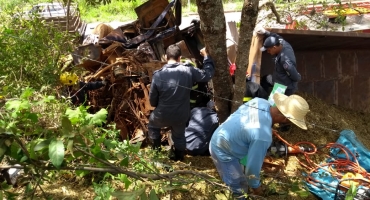Caminhoneiro fica preso às ferragens em grave acidente na LMG-743 que liga Carmo do Paranaíba à Quintinos Caminhoneiro fica preso às ferragens em grave acidente na LMG-743 que liga Carmo do Paranaíba à Quintinos