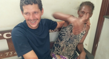 Entre tapas e beijos, casal se desentende e mulher esfaqueia companheiro Entre tapas e beijos, casal se desentende e mulher esfaqueia companheiro