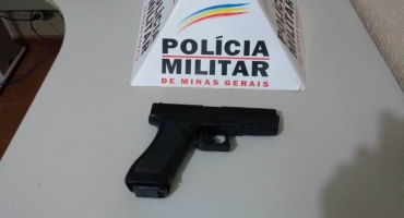 Polícia Militar de Carmo do Paranaíba apreende simulacro de arma de fogo Polícia Militar de Carmo do Paranaíba apreende simulacro de arma de fogo