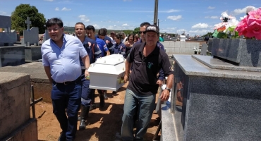 Motorista do SAMU e filho de 7 anos mortos em acidente são sepultados em Presidente Olegário Motorista do SAMU e filho de 7 anos mortos em acidente são sepultados em Presidente Olegário