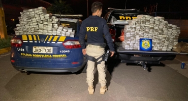 PRF aborda carro, prende dois indivíduos e apreende mais de 250 quilos de maconha PRF aborda carro, prende dois indivíduos e apreende mais de 250 quilos de maconha