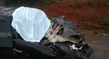 Três pessoas morrem em acidente entre carro e caminhão na BR-354 em São Gotardo Três pessoas morrem em acidente entre carro e caminhão na BR-354 em São Gotardo