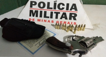 PM aborda taxista no terminal rodoviário e localiza arma e munições dentro do veículo PM aborda taxista no terminal rodoviário e localiza arma e munições dentro do veículo
