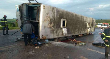 Dois passageiros morreram e vários ficaram feridos em grave acidente na BR-146 Dois passageiros morreram e vários ficaram feridos em grave acidente na BR-146