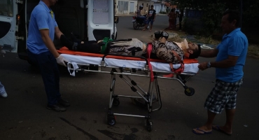 Motoqueiro é encaminhado para o Hospital após atingir caminhonete em Presidente Olegário Motoqueiro é encaminhado para o Hospital após atingir caminhonete em Presidente Olegário