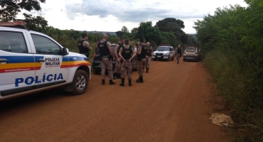Carmo do Paranaíba: Indivíduo atira próximo a viatura policial foge e acaba preso escondido em pé de manga Carmo do Paranaíba: Indivíduo atira próximo a viatura policial foge e acaba preso escondido em pé de manga