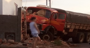 Caminhão perde o freio e bate em poste e duas residências no bairro Andorinhas Caminhão perde o freio e bate em poste e duas residências no bairro Andorinhas