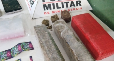 PM localiza centenas de pontos de LSD a aproxidamente 1 quilo de maconha em Patos de Minas PM localiza centenas de pontos de LSD a aproxidamente 1 quilo de maconha em Patos de Minas