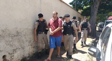 Autor de homicídio em casa noturna de Patos de Minas e comparsa são presos pela PM, veja vídeo Autor de homicídio em casa noturna de Patos de Minas e comparsa são presos pela PM, veja vídeo