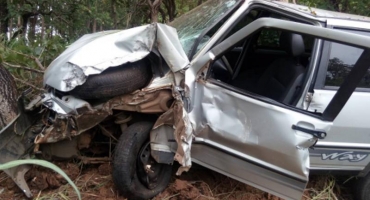 Motorista cochila perde controle direcional e bate em árvore na MG 410 em Presidente Olegário Motorista cochila perde controle direcional e bate em árvore na MG 410 em Presidente Olegário