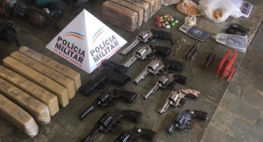 Dez armas e grande quantidade de crack e maconha são localizados enterrados em Patos de Minas Dez armas e grande quantidade de crack e maconha são localizados enterrados em Patos de Minas