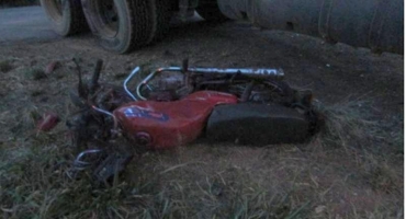 Motoqueiro fica gravemente ferido após atingir caminhão caçamba Motoqueiro fica gravemente ferido após atingir caminhão caçamba