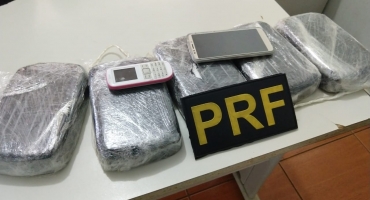 Motorista é preso pela PRF de Patos de Minas transportando 5 quilos de crack Motorista é preso pela PRF de Patos de Minas transportando 5 quilos de crack