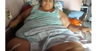 Mulher de quase 200 quilos que teve perna amputada precisa de ajuda para comprar cadeira de rodas e de banho Mulher de quase 200 quilos que teve perna amputada precisa de ajuda para comprar cadeira de rodas e de banho
