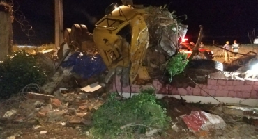 Médico morre e caminhoneiro fica ferido em grave acidente na BR-365 em Patos de Minas Médico morre e caminhoneiro fica ferido em grave acidente na BR-365 em Patos de Minas