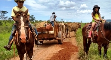 Produtores rurais do município de Patos de Minas consertam estradas com auxílio de carros de bois Produtores rurais do município de Patos de Minas consertam estradas com auxílio de carros de bois