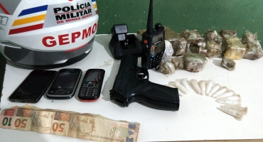 Polícia Militar apreende droga, dinheiro e réplica de arma de fogo em Patos de Minas Polícia Militar apreende droga, dinheiro e réplica de arma de fogo em Patos de Minas