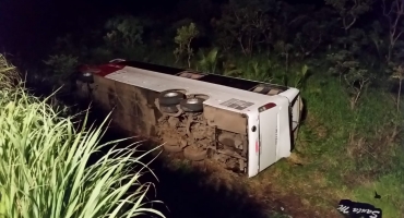 Clandestino: 20 passageiros ficam feridos em acidente com ônibus na BR-365 próximo à São Gonçalo Clandestino: 20 passageiros ficam feridos em acidente com ônibus na BR-365 próximo à São Gonçalo