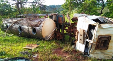 Caminhão tanque cai em despenhadeiro e motorista fica ferido Caminhão tanque cai em despenhadeiro e motorista fica ferido
