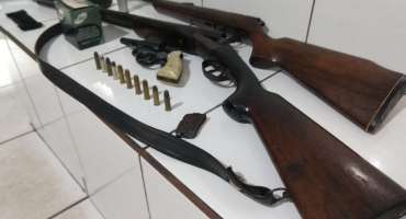 Polícia Militar encontra armas e munições após mulher denunciar marido por agressão