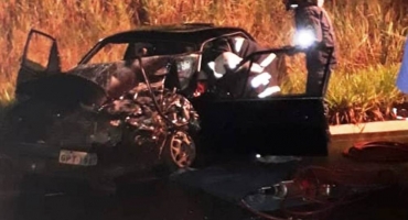 Passageiro morre e motorista fica ferido em acidente na rodovia AMG-1425 no Distrito de Pindaíbas Passageiro morre e motorista fica ferido em acidente na rodovia AMG-1425 no Distrito de Pindaíbas