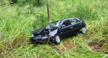 Automóvel cai em ribanceira e deixa casal ferido na MGC-354 próximo à Patos de Minas Automóvel cai em ribanceira e deixa casal ferido na MGC-354 próximo à Patos de Minas