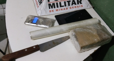 Santana de Patos: Polícia Militar prende suspeito de tráfico e apreende droga no distrito Santana de Patos: Polícia Militar prende suspeito de tráfico e apreende droga no distrito