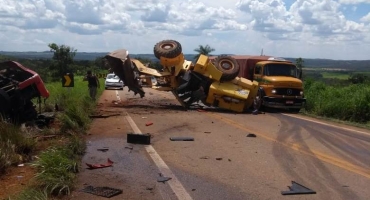 Motorista de carreta perde controle atinge trator e morre próximo á Coromandel Motorista de carreta perde controle atinge trator e morre próximo á Coromandel