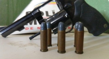 Mulher encontra arma de fogo e munições, no meio da rua, e aciona a PM Mulher encontra arma de fogo e munições, no meio da rua, e aciona a PM