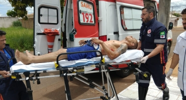 Vídeo mostra homem baleado, no Bairro Padre Eustáquio, sendo socorrido pelo SAMU Vídeo mostra homem baleado, no Bairro Padre Eustáquio, sendo socorrido pelo SAMU