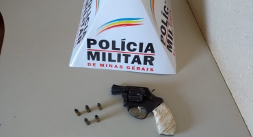 Indivíduos armados cometem roubo em Carmo do Paranaíba e deixam revólver para trás Indivíduos armados cometem roubo em Carmo do Paranaíba e deixam revólver para trás
