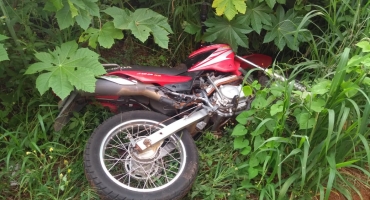 Motocicleta levada por ladrões de supermercado durante assalto é recuperada pela PM Motocicleta levada por ladrões de supermercado durante assalto é recuperada pela PM