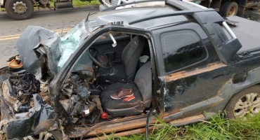 Colisão frontal envolvendo três veículos deixa uma pessoa gravemente ferida na MGC-354 Colisão frontal envolvendo três veículos deixa uma pessoa gravemente ferida na MGC-354