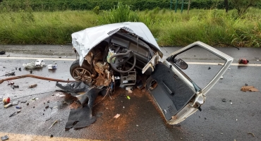 Automóvel roda na pista na BR-365 bate em carreta parte ao meio e mata duas pessoas Automóvel roda na pista na BR-365 bate em carreta parte ao meio e mata duas pessoas