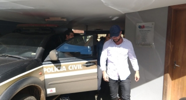 Médico preso acusado de envolvimento na morte de dentista em Patos de Minas chega a delegacia