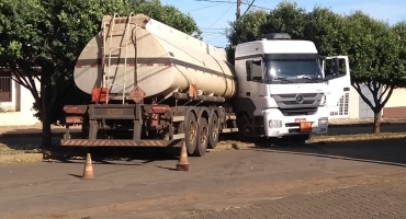 Susto: caminhão carregado com combustível e sem motorista desce rua e derruba arvores Susto: caminhão carregado com combustível e sem motorista desce rua e derruba arvores