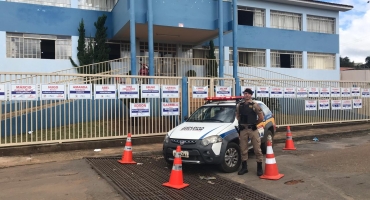 Polícia Militar de Carmo do Paranaíba reforça policiamento em frente às escolas da cidade Polícia Militar de Carmo do Paranaíba reforça policiamento em frente às escolas da cidade