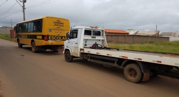 Ônibus da prefeitura de Carmo do Paranaíba usado para transportar alunos é apreendido por falta de licenciamento Ônibus da prefeitura de Carmo do Paranaíba usado para transportar alunos é apreendido por falta de licenciamento