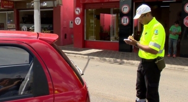 Agentes de trânsito retomam fiscalização em Patos de Minas após novo treinamento Agentes de trânsito retomam fiscalização em Patos de Minas após novo treinamento