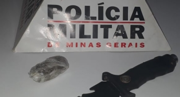 Estudantes são apreendidos com faca e droga em Praça de Lagoa Formosa Estudantes são apreendidos com faca e droga em Praça de Lagoa Formosa