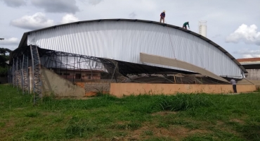 Cobertura de escola arrancada com temporal está sendo reconstruída em Carmo do Paranaíba Cobertura de escola arrancada com temporal está sendo reconstruída em Carmo do Paranaíba