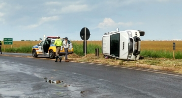 Motorista perde controle direcional ao fazer rotatória e tomba caminhonete em Patos de Minas