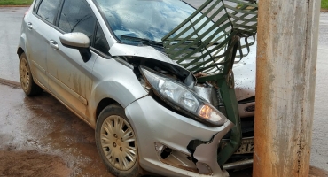 Casal fica ferido após motorista perder controle e bater com carro em poste Casal fica ferido após motorista perder controle e bater com carro em poste