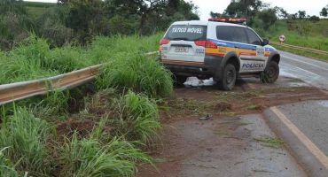 Viatura da Polícia Militar escorrega na pista da BR-354 e atinge guardrail