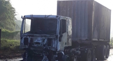 Caminhão pega fogo e fica praticamente destruído na cidade de Patos de Minas Caminhão pega fogo e fica praticamente destruído na cidade de Patos de Minas