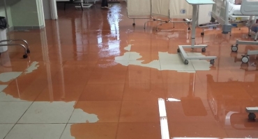 Águas de chuva e lama voltam a invadir UPA em Patos de Minas e causa transtornos Águas de chuva e lama voltam a invadir UPA em Patos de Minas e causa transtornos