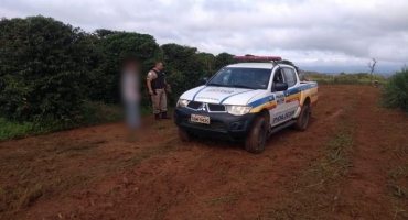 Homem é flagrado furtando café no “pé” em Carmo do Paranaíba Homem é flagrado furtando café no “pé” em Carmo do Paranaíba